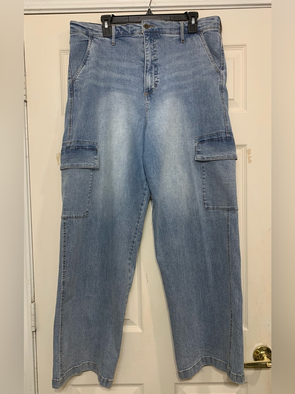 Jessica Simpson “Jenna” Women's Light Wash 16/33 Cargo Jeans. 4041L